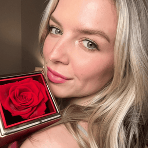 Caixa Rotativa com Rosa Eterna &amp; Colar Coração Gravado com Nomes